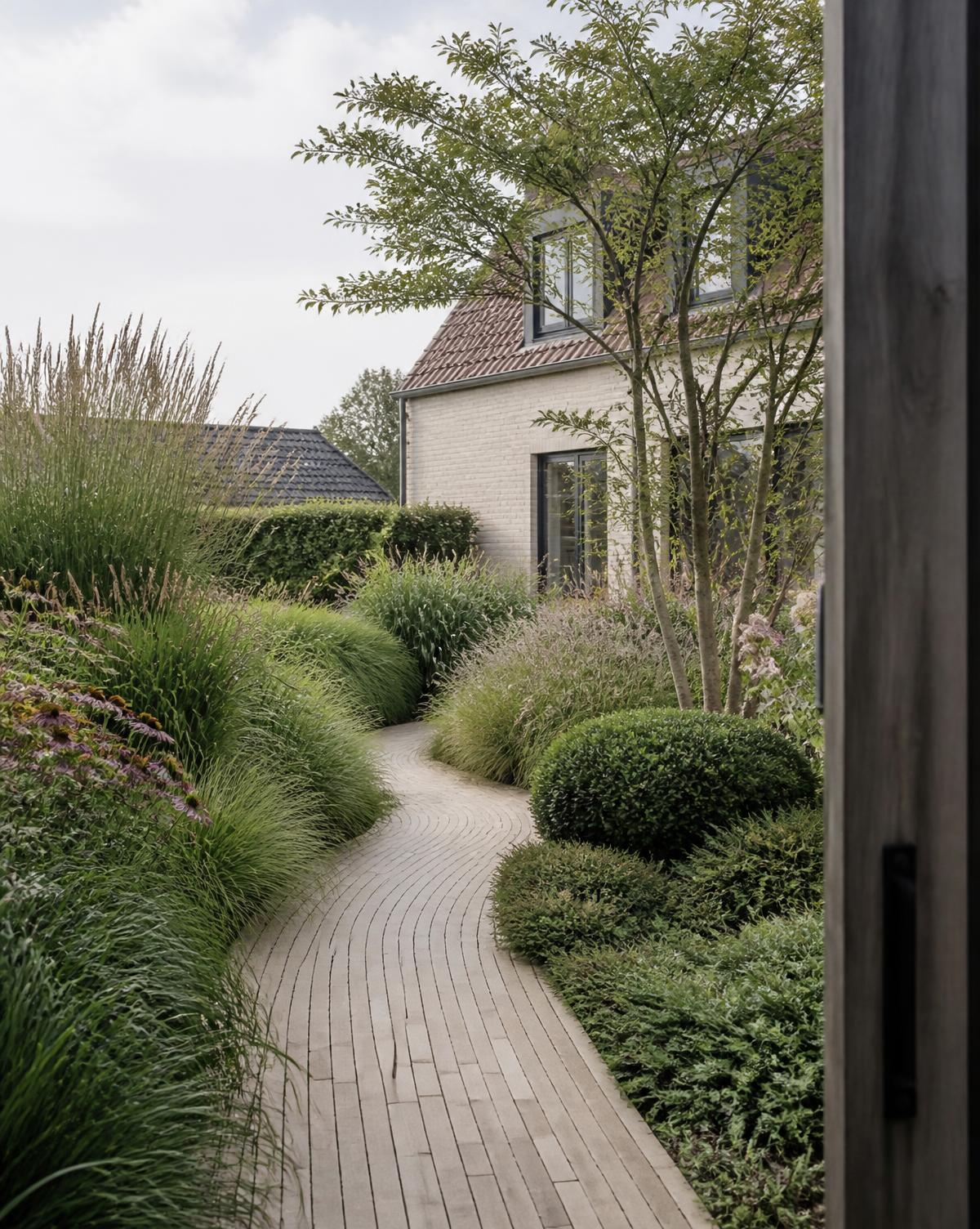Illustratieve tuin met natuurlijk pad en weelderige beplanting